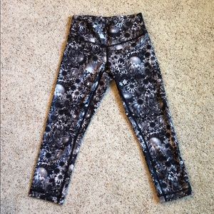 Lululemon Wonder Under crops, size 2